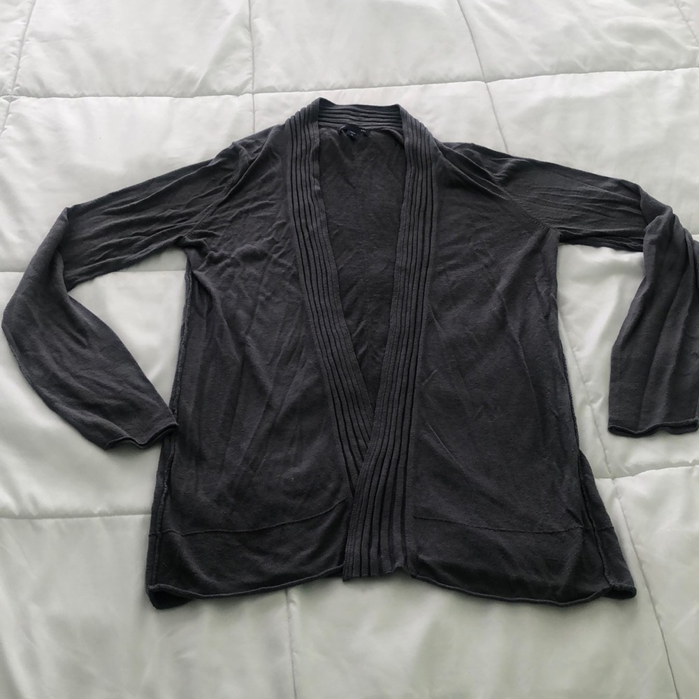 Gap long sleeve sweater open front with ribbing in front neckline